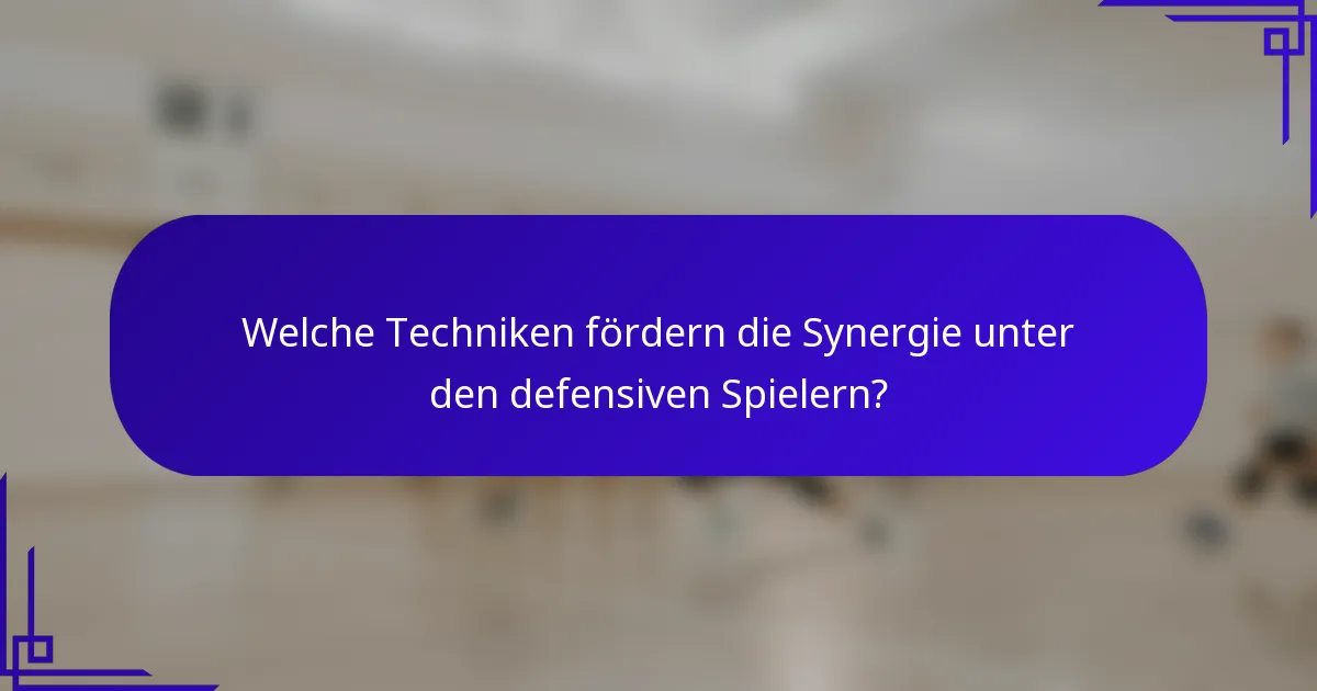 Welche Techniken fördern die Synergie unter den defensiven Spielern?